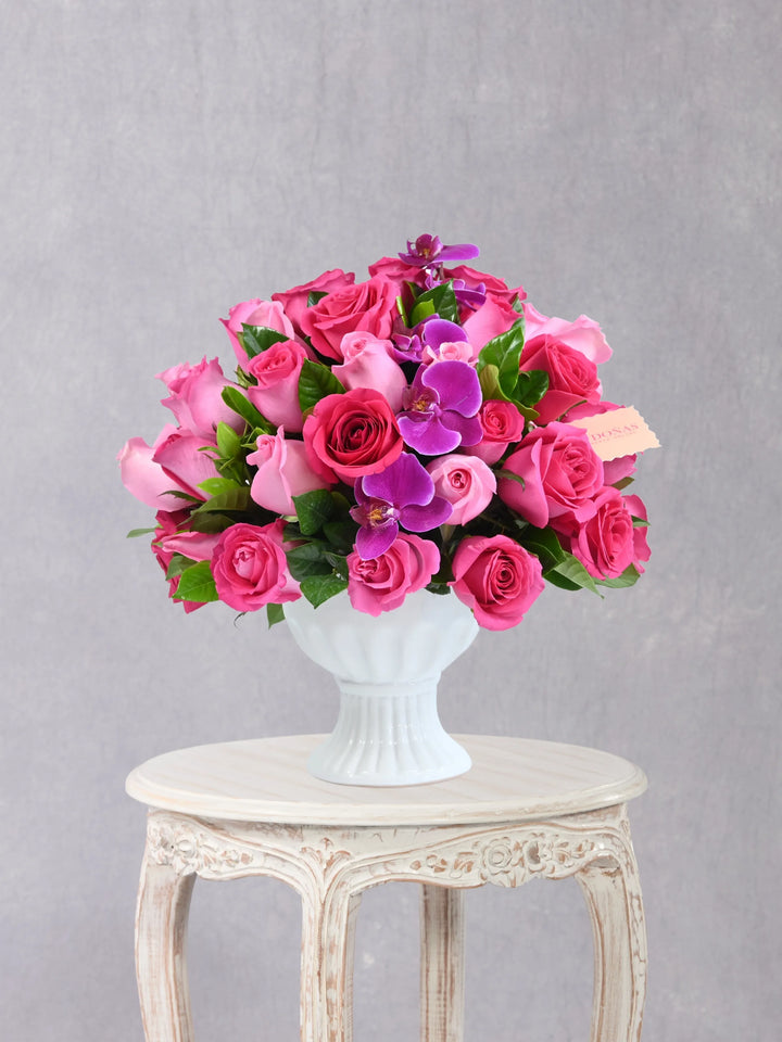 Rosas Y Orquídeas En Copón arreglo floral con 50 rosas rosadas y fucsias + orquideas