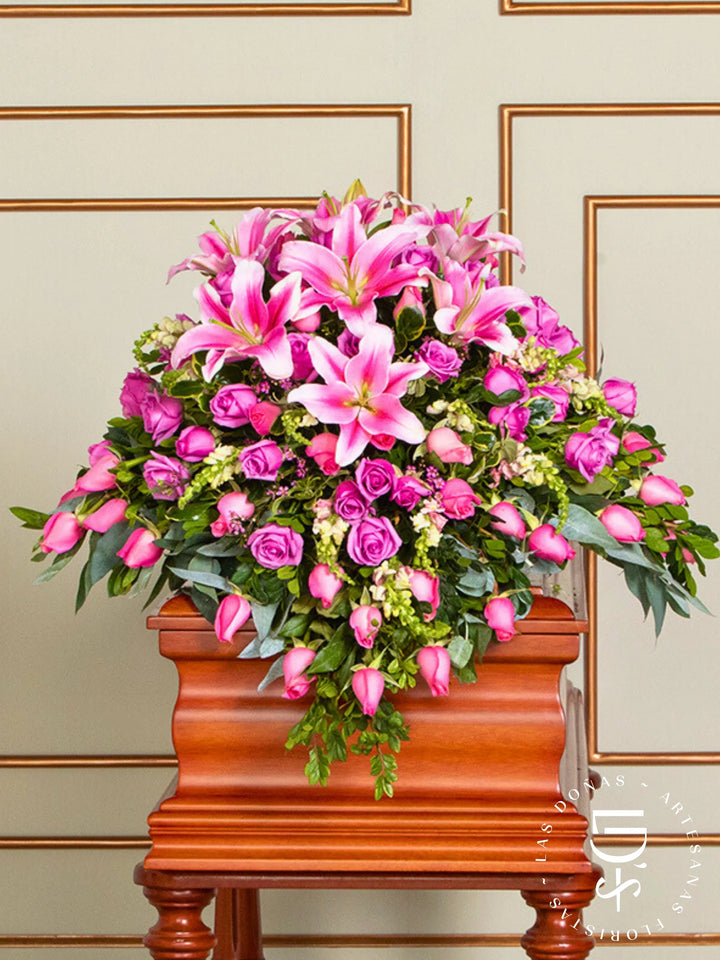 Manto de Condolencias con Rosas Lilas y Rosadas arreglo de condolencias con 48 rosas lilas y rosadas