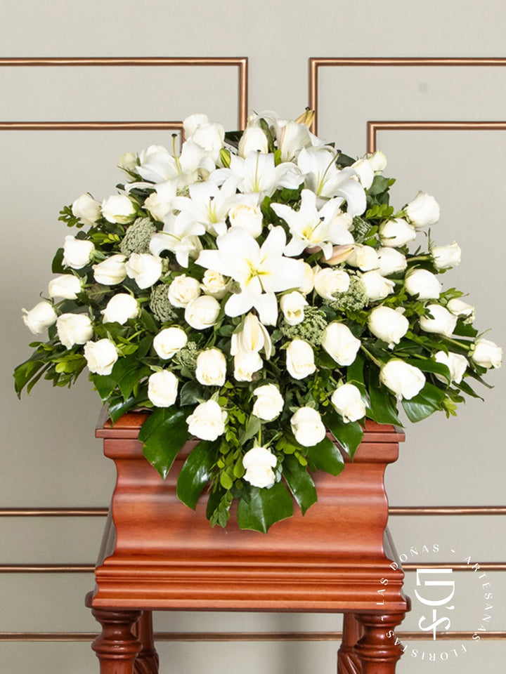 Manto de Condolencias con Rosas Blancas y Liliums arreglo de condolencias con 48 rosas blancas