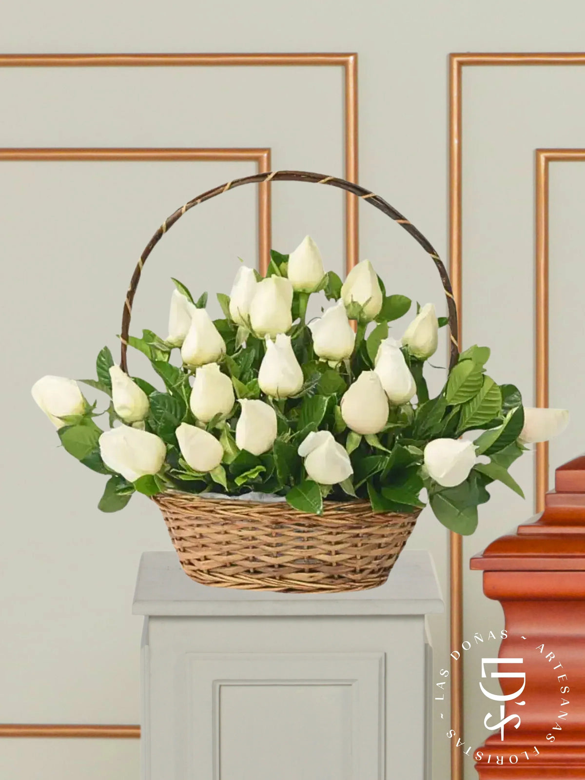 Cesto Condolencias cesta floral con 18 rosas blancas