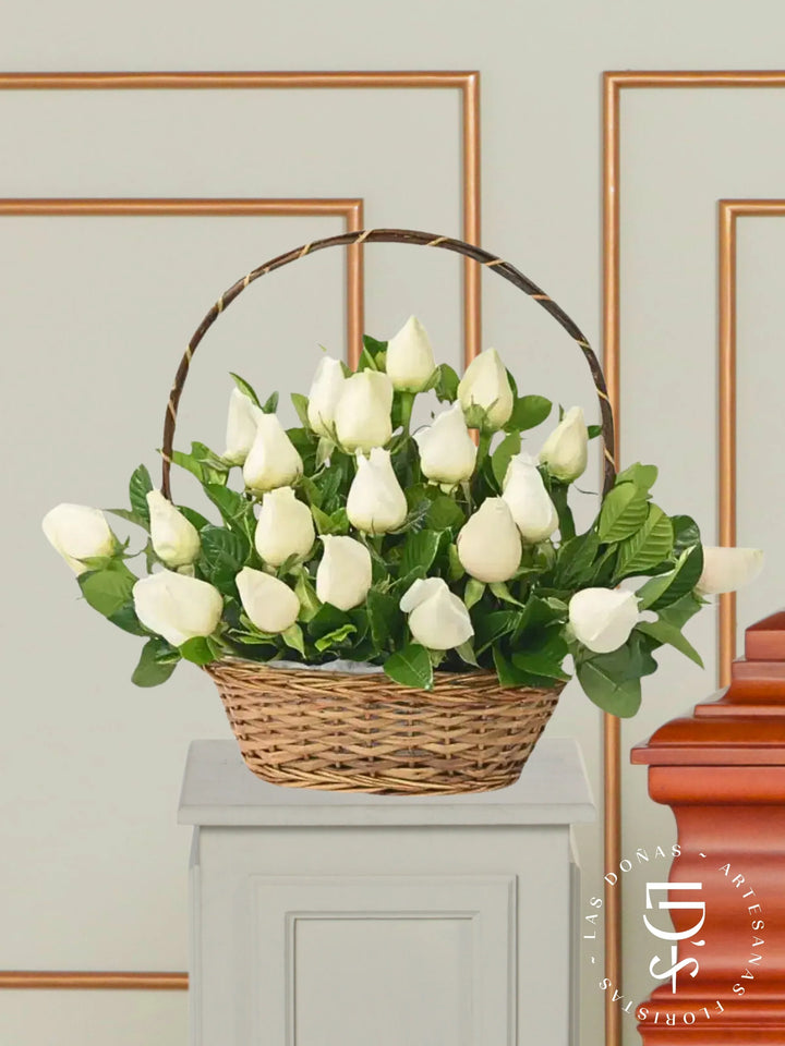 Cesto Condolencias cesta floral con 18 rosas blancas