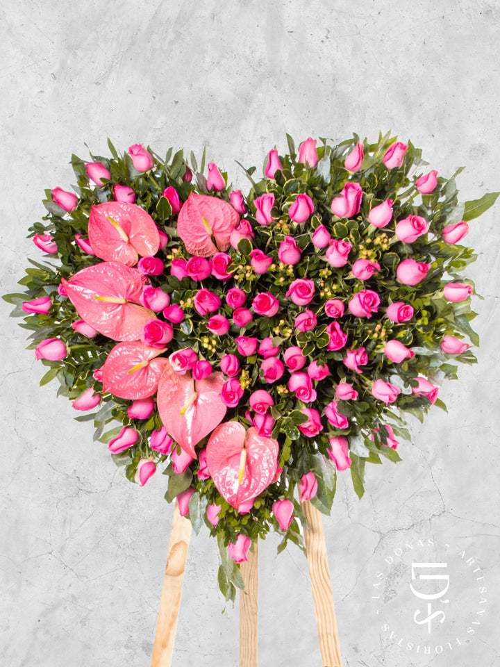 Corona de Corazón con Rosas Rosadas y Anturios arreglo de condolencias con 100 rosas rosadas