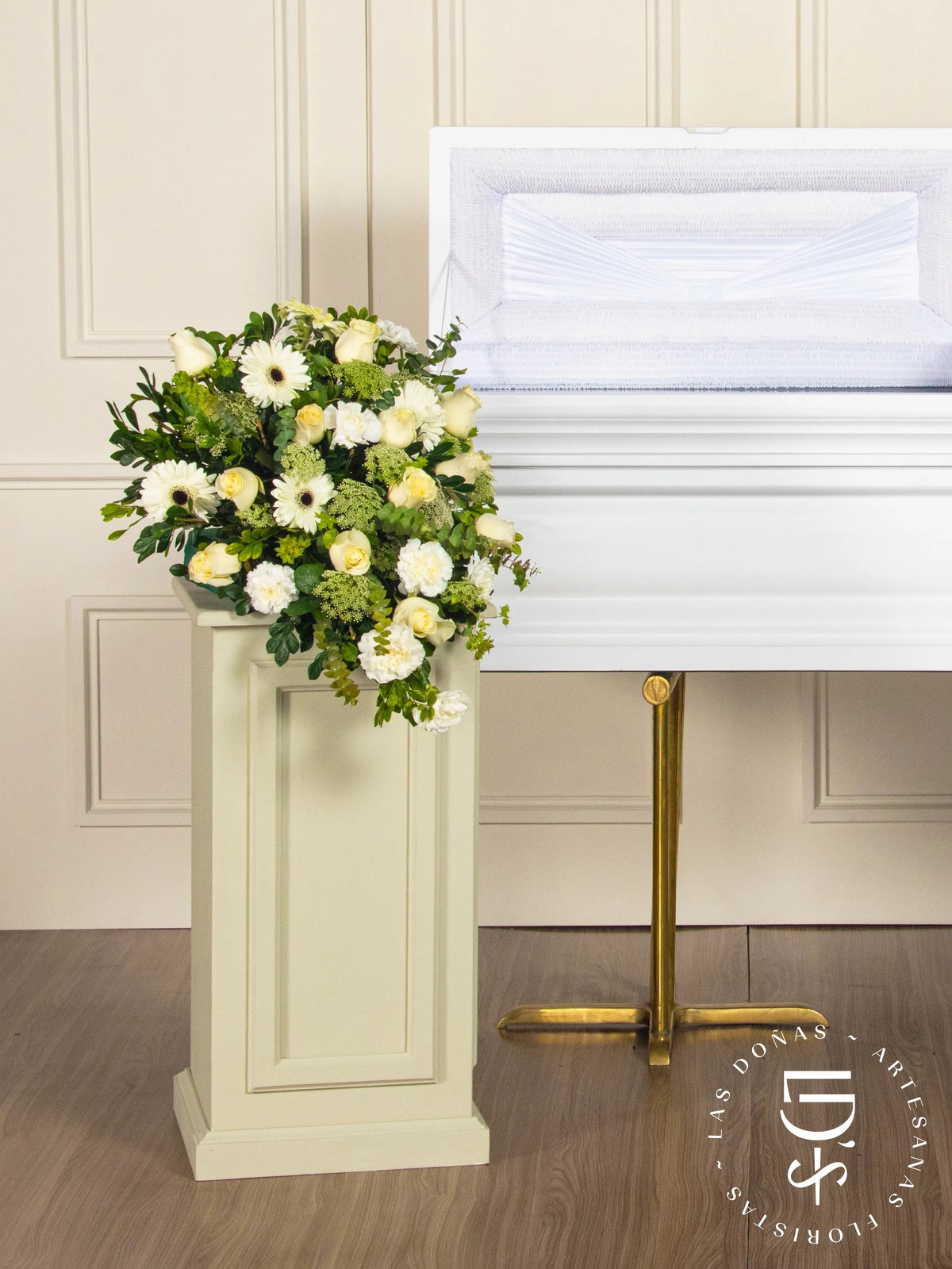 Lágrima de Piso con Rosas Blancas, Gerberas y Claveles arreglo de condolencias con 12 rosas blancas + gerberas