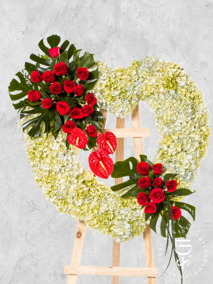 Corona de Corazón con Rosas Rojas y Hortensias arreglo de condolencias con 24 rosas rojas