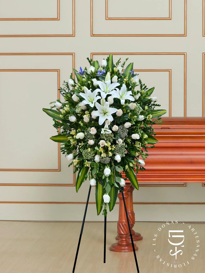CORONA ROSAS BLANCAS, LILIUM E IRIS arreglo de condolencias con 48 rosas blancas