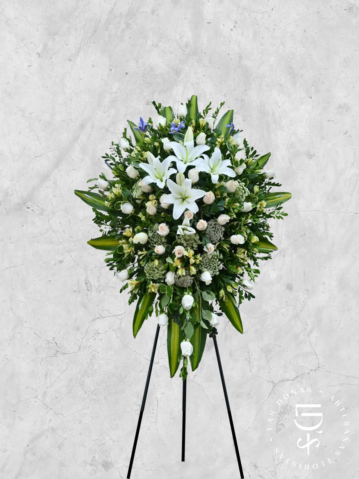 CORONA ROSAS BLANCAS, LILIUM E IRIS arreglo de condolencias con 48 rosas blancas