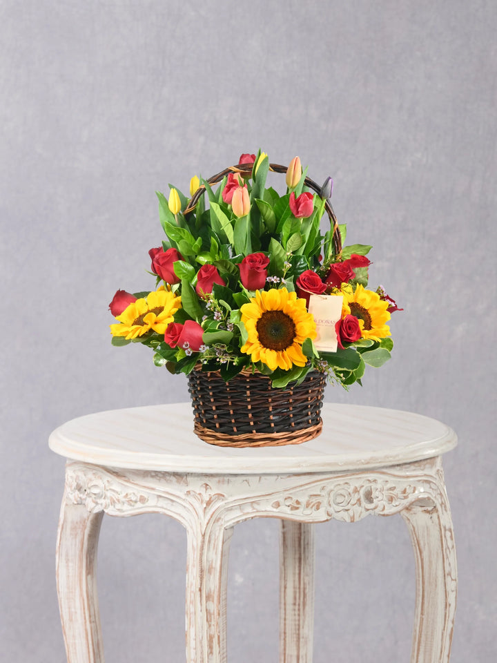 Canasta De Rosas, Girasoles Y Tulipanes