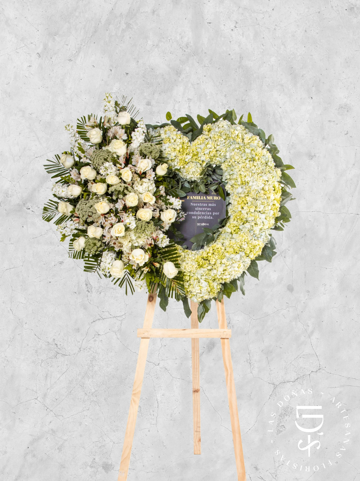 Corona de Corazón con Hortensias, Rosas Blancas y Astromelias arreglo de condolencias con 24 rosas blancas