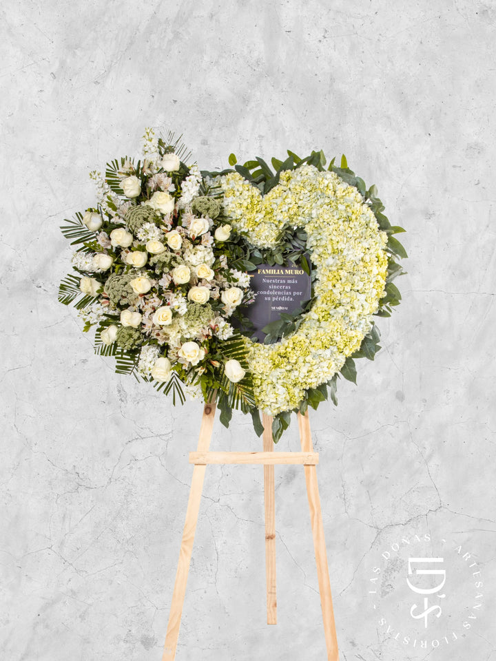 Corona de Corazón con Hortensias, Rosas Blancas y Astromelias arreglo de condolencias con 24 rosas blancas