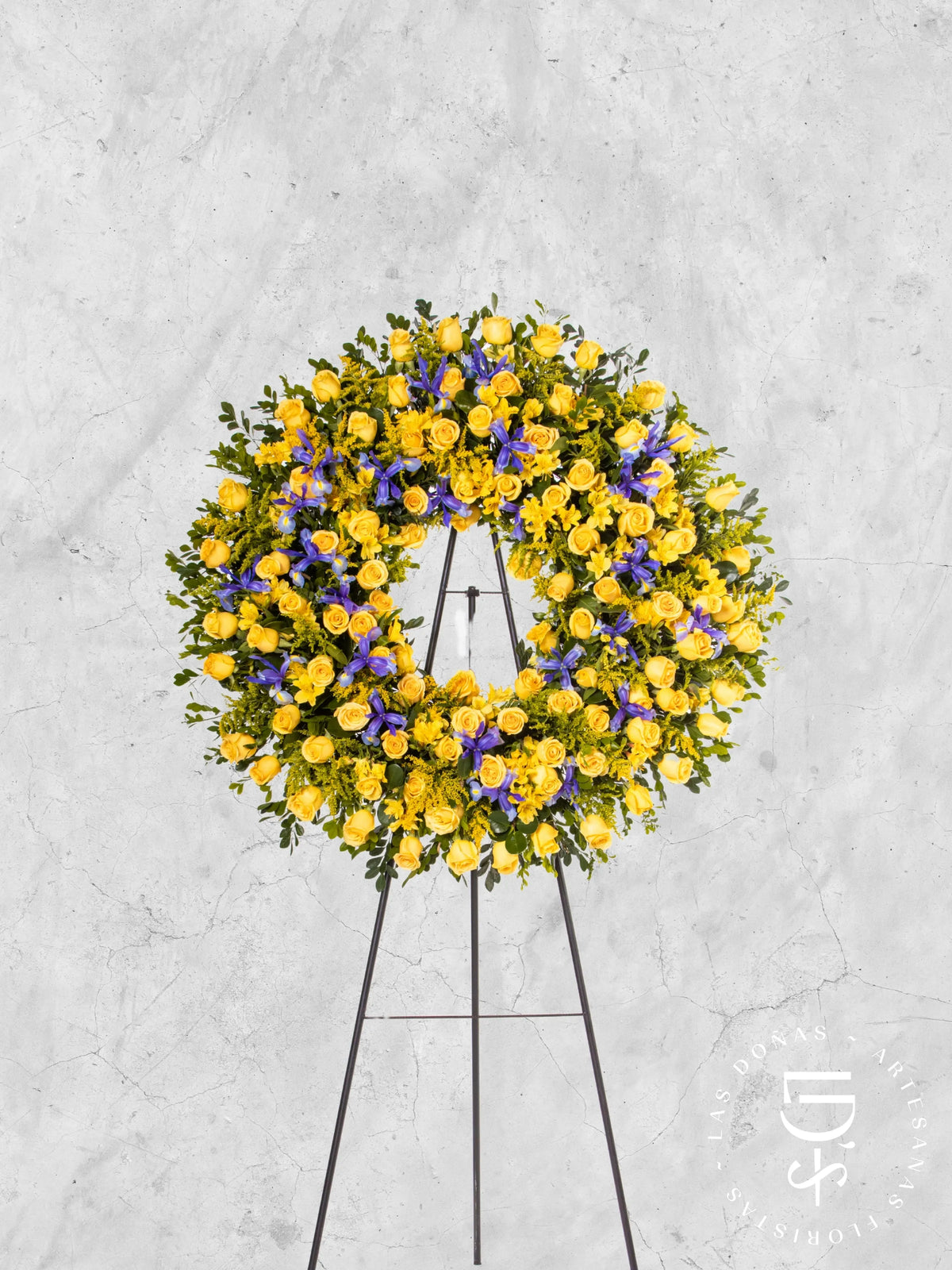 Corona Circular con Rosas Amarillas e Iris arreglo de condolencias con 96 rosas amarillas