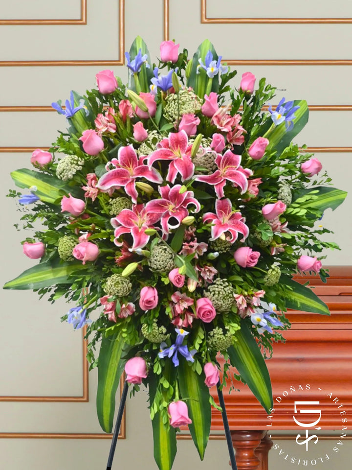 CORONA ROSAS ROSADAS, LILIUM E IRIS arreglo de condolencias con 24 rosas rosadas
