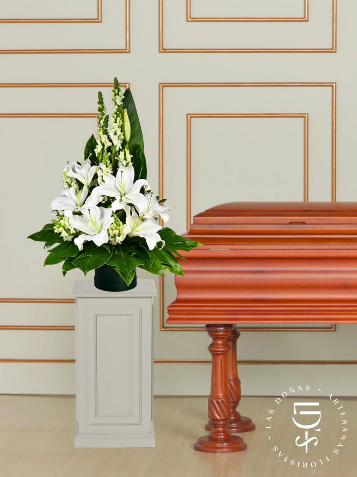 Arreglo de Lirios y Dogo Blanco arreglo de condolencias con Liliums blancos + Dogo