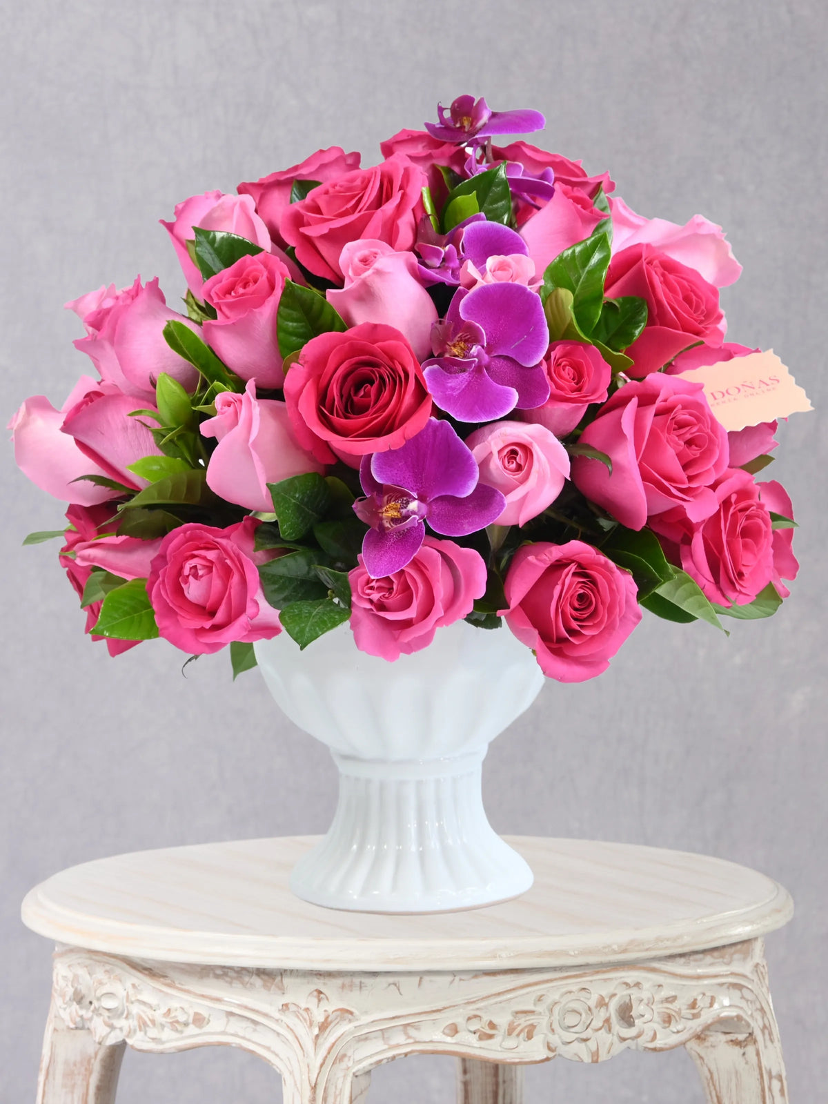 Rosas Y Orquídeas En Copón arreglo floral con 50 rosas rosadas y fucsias + orquideas