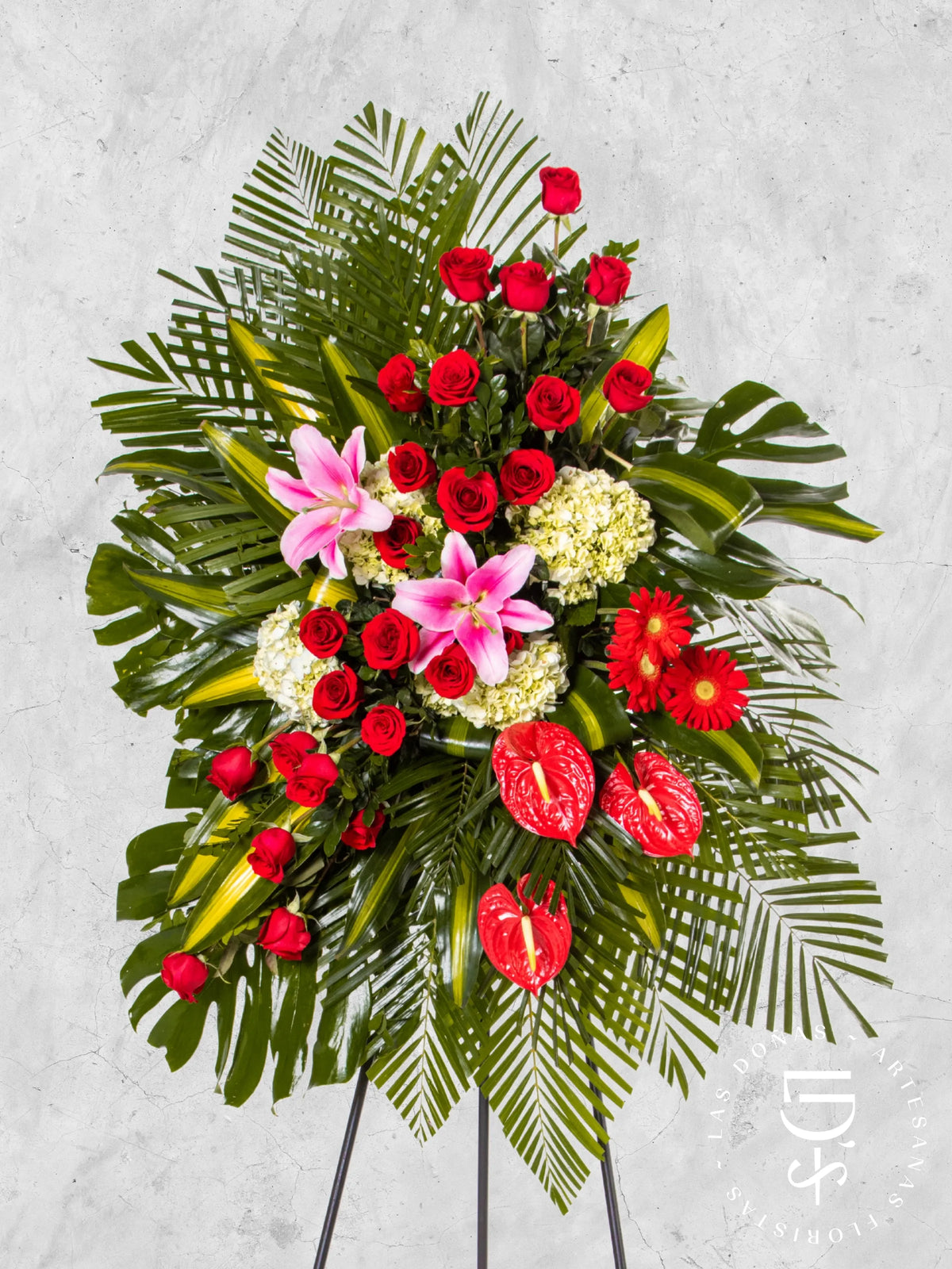 Corona de Hortensias con Rosas Rojas y Gerberas arreglo de condolencias con 24 rosas rojas