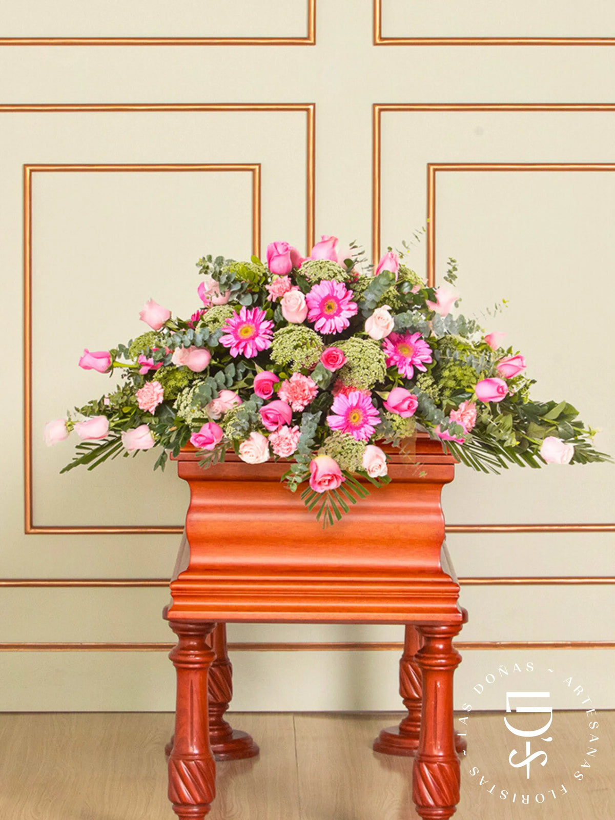 Manto de Condolencias con Rosas Rosadas y Titanic arreglo de condolencias con 48 rosas titanic y rosadas