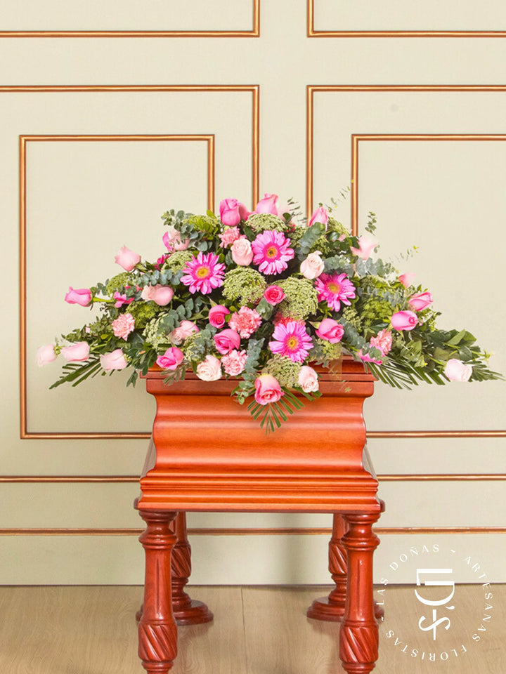 Manto de Condolencias con Rosas Rosadas y Titanic arreglo de condolencias con 48 rosas titanic y rosadas
