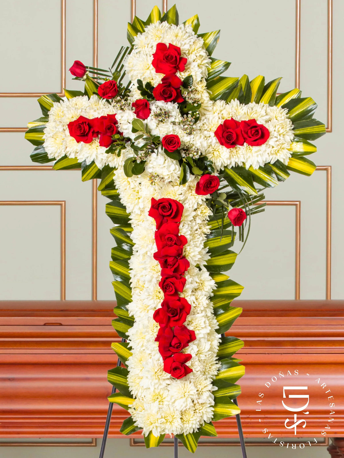Cruz de Condolencias de Dalias y Rosas Rojas arreglo de condolencias con 20 rosas rojas