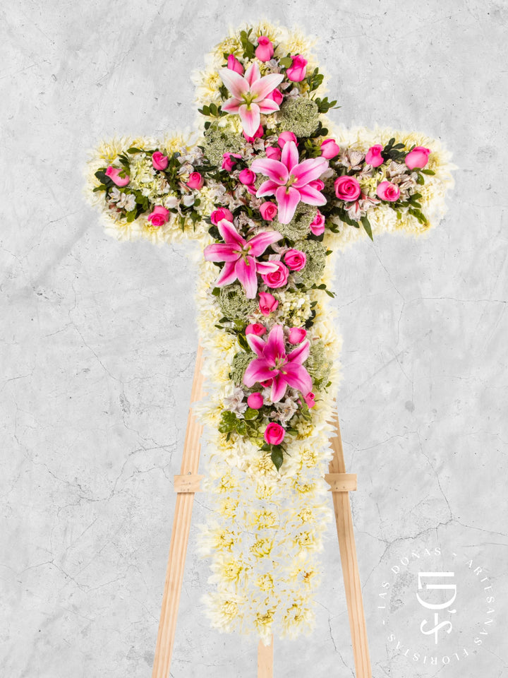 Cruz de Condolencias de Dalias y Rosas fucsias arreglo de condolencias con 36 rosas fucsias