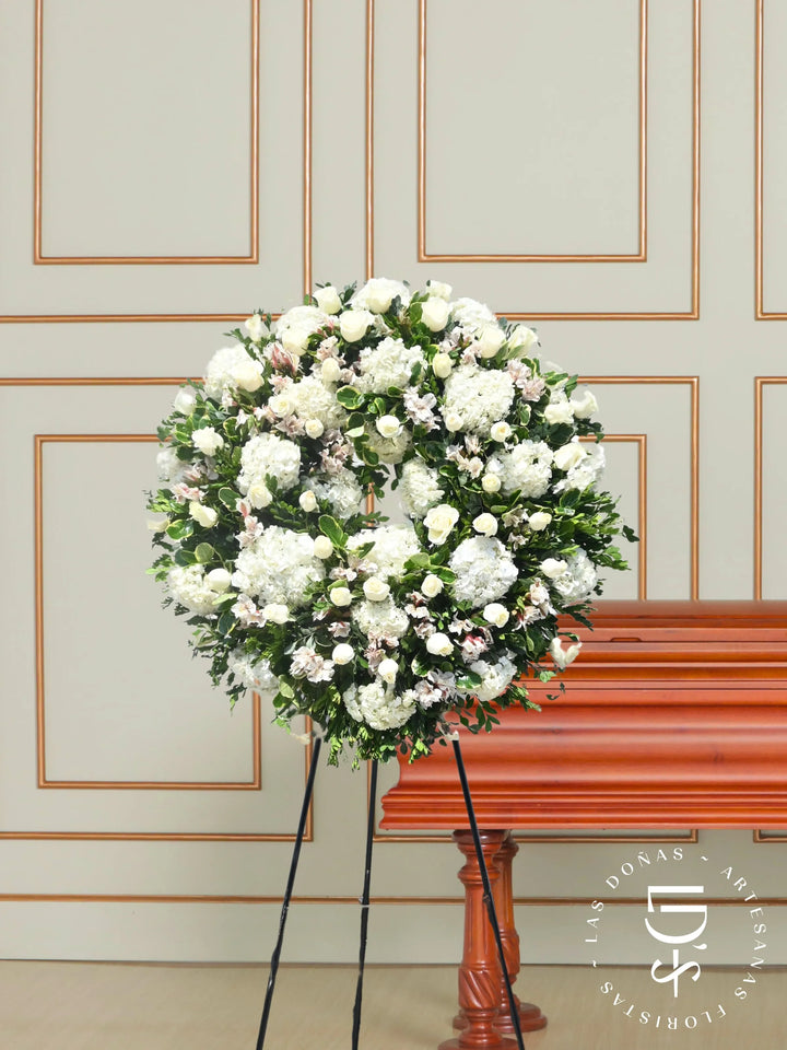 CORONA DE ROSAS Y HORTENSIAS arreglo de condolencias con 48 rosas blancas
