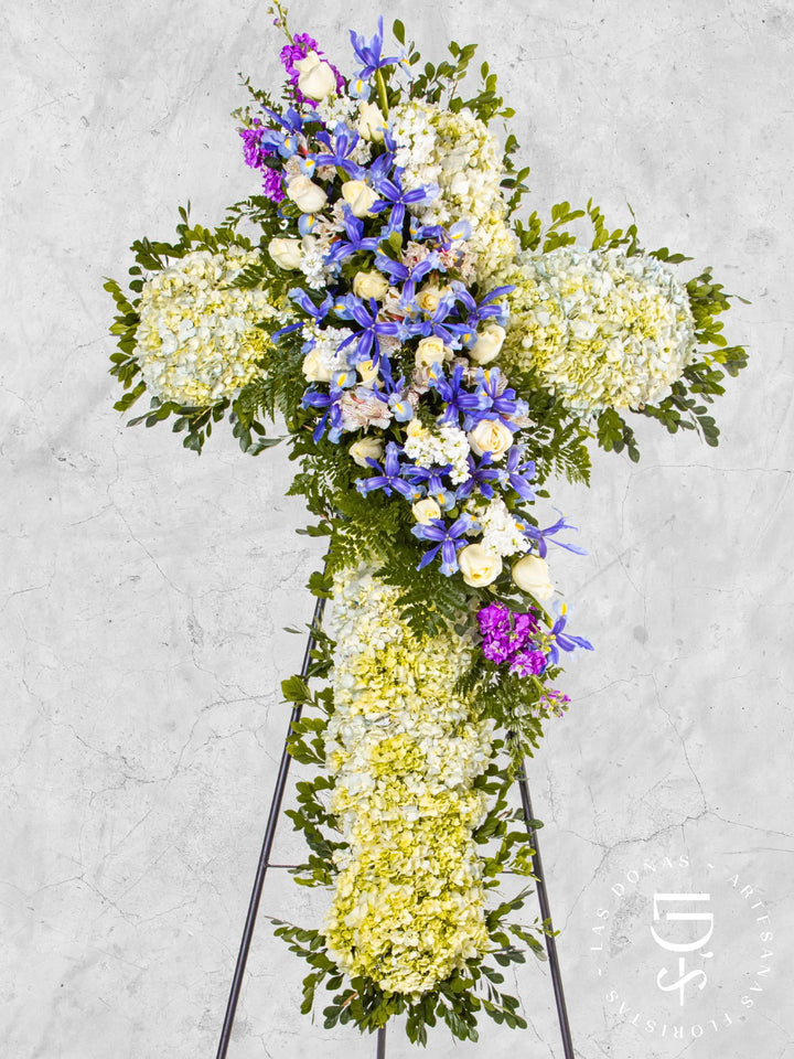 Cruz de Condolencias de Rosas Blancas, Iris y Astromelias arreglo de condolencias con 16 rosas blancas