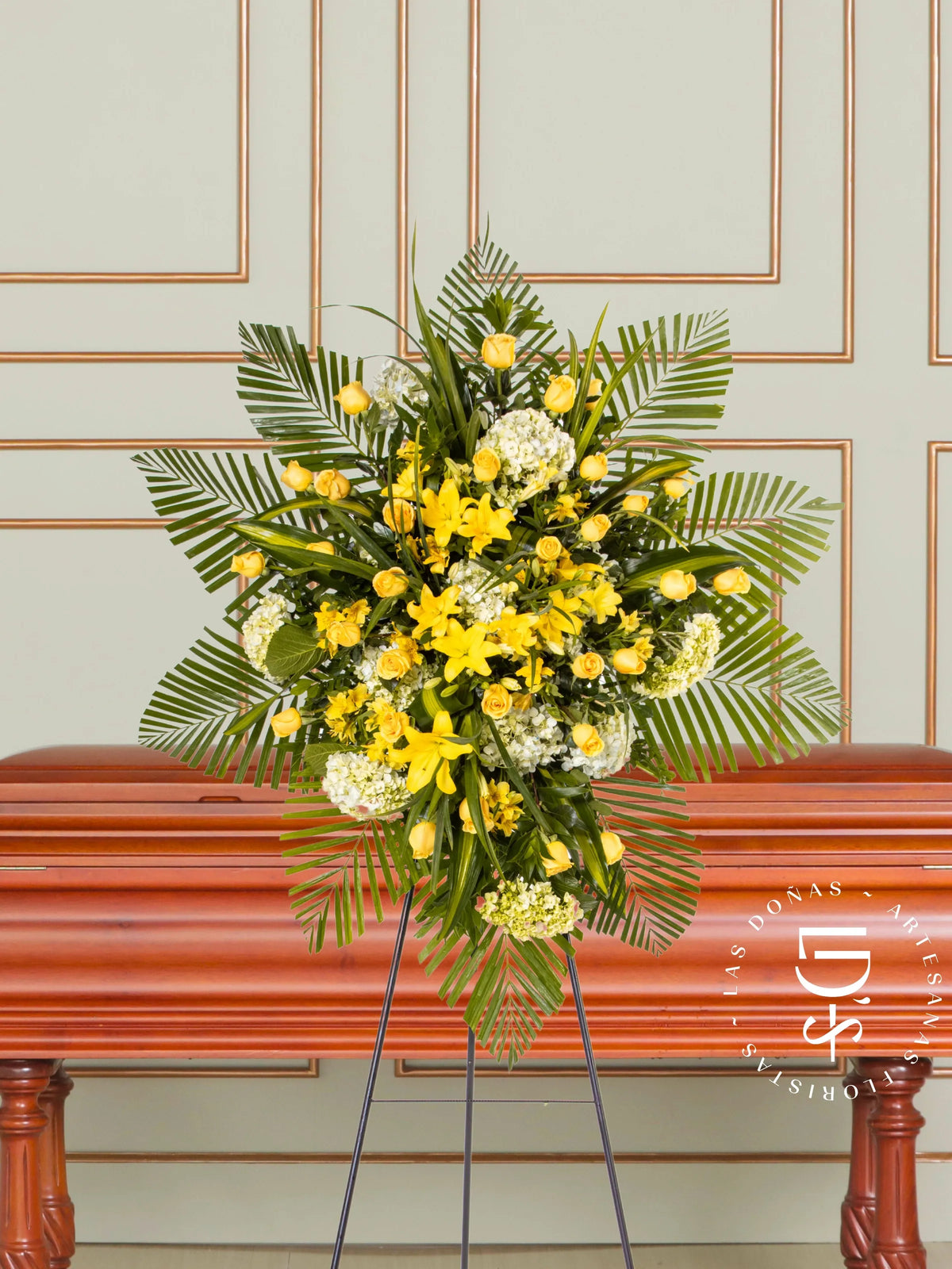 Corona de Hortensias con Rosas Amarillas y Liliums arreglo de condolencias con 36 rosas amarillas