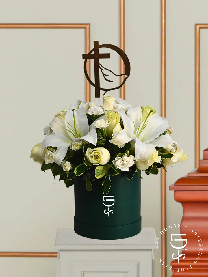 Arreglo de Condolencia con Rosas Blancas, Liliums y Clavel arreglo de condolencias con 12 rosas blancas y liliums