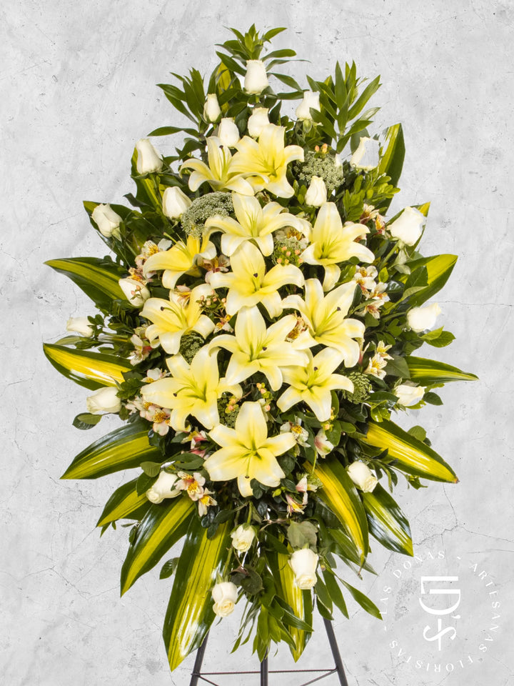 Lágrima de Condolencias de Rosas Blancas y Liliums arreglo de condolencias con 24 rosas blancas