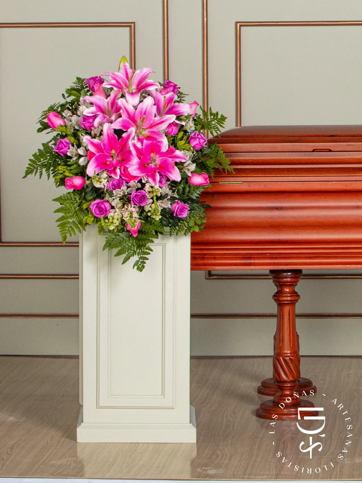 Lágrima de Piso con Rosas Rosadas, Lilas y Astromelia arreglo de condolencias con 24 rosas lilas y rosadas