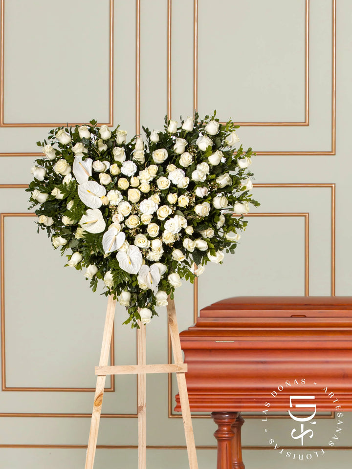 Corona de Corazón con Rosas Blancas y Anturios arreglo de condolencias con 100 rosas blancas