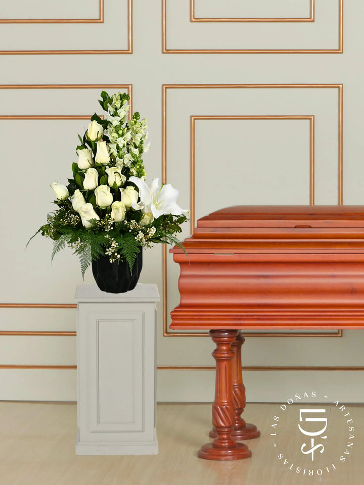 Jarrón Negro con Rosas Blancas y Liliums arreglo de condolencias con 12 orsas blancas