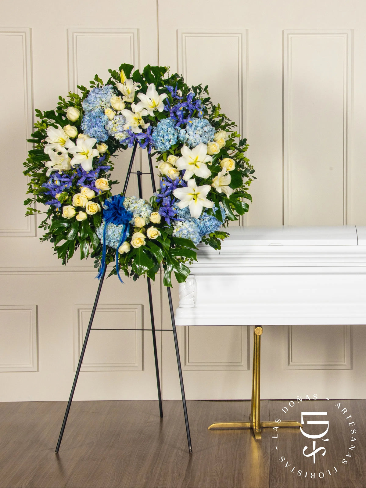 Corona Circular de Hortensias con Rosas Blancas, Iris y Liliums arreglo de condolencias con 24 rosas blancas