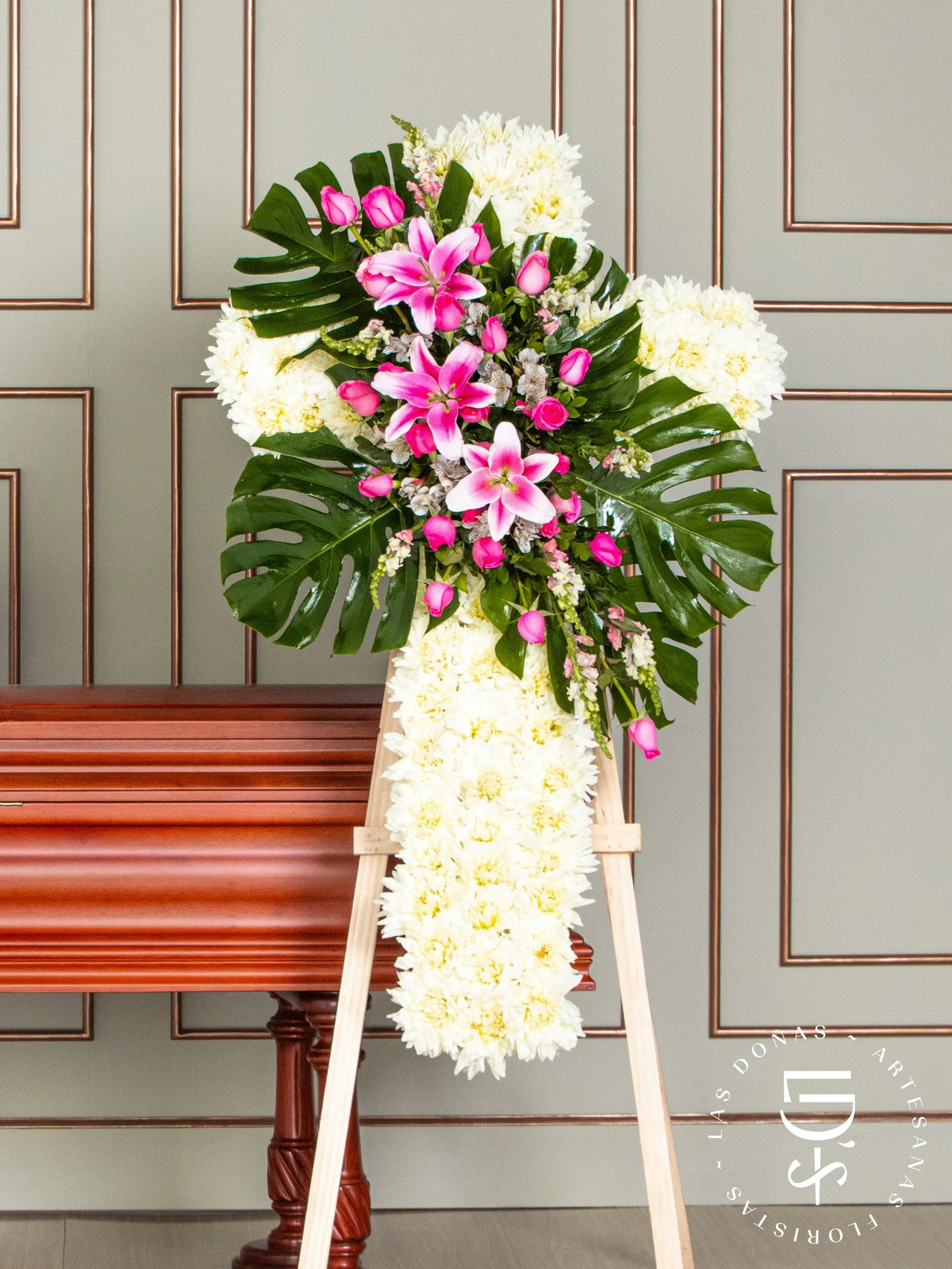 Cruz de Condolencias de Dalias y Lilium arreglo de condolencias con 24 rosas rosadas
