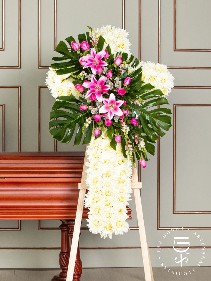 Cruz de Condolencias de Dalias y Lilium arreglo de condolencias con 24 rosas rosadas