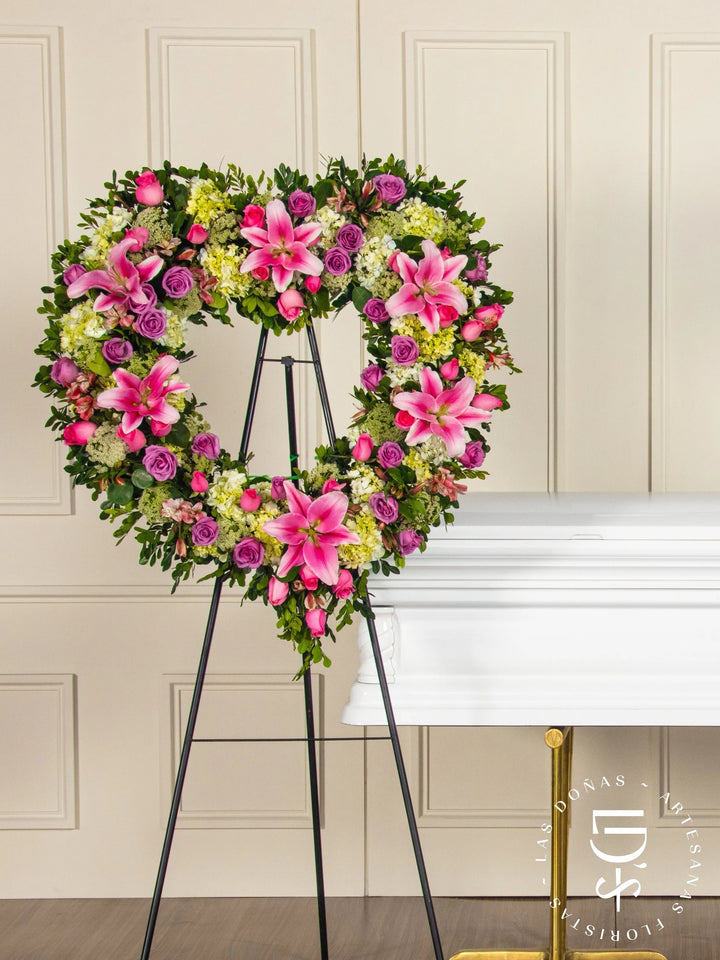 Corona de Corazón con Hortensias, Rosas Lilas y Rosas Rosadas arreglo de condolencias con 48 rosas lilas y rosadas