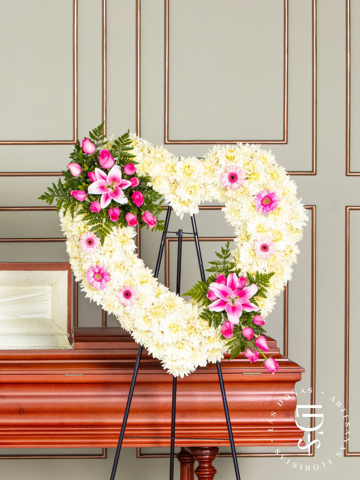 Corona de Corazón con Rosas Rosadas y Gerberas arreglo de condolencias con 24 rosas rosadas