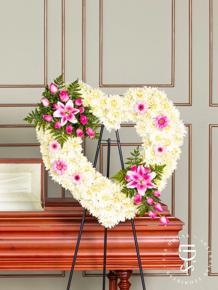 Corona de Corazón con Rosas Rosadas y Gerberas arreglo de condolencias con 24 rosas rosadas