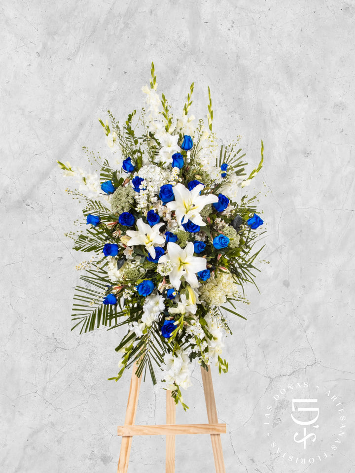 Lágrima de Condolencias de Hortensias y Rosas Azules arreglo de condolencias con 24 rosas azules