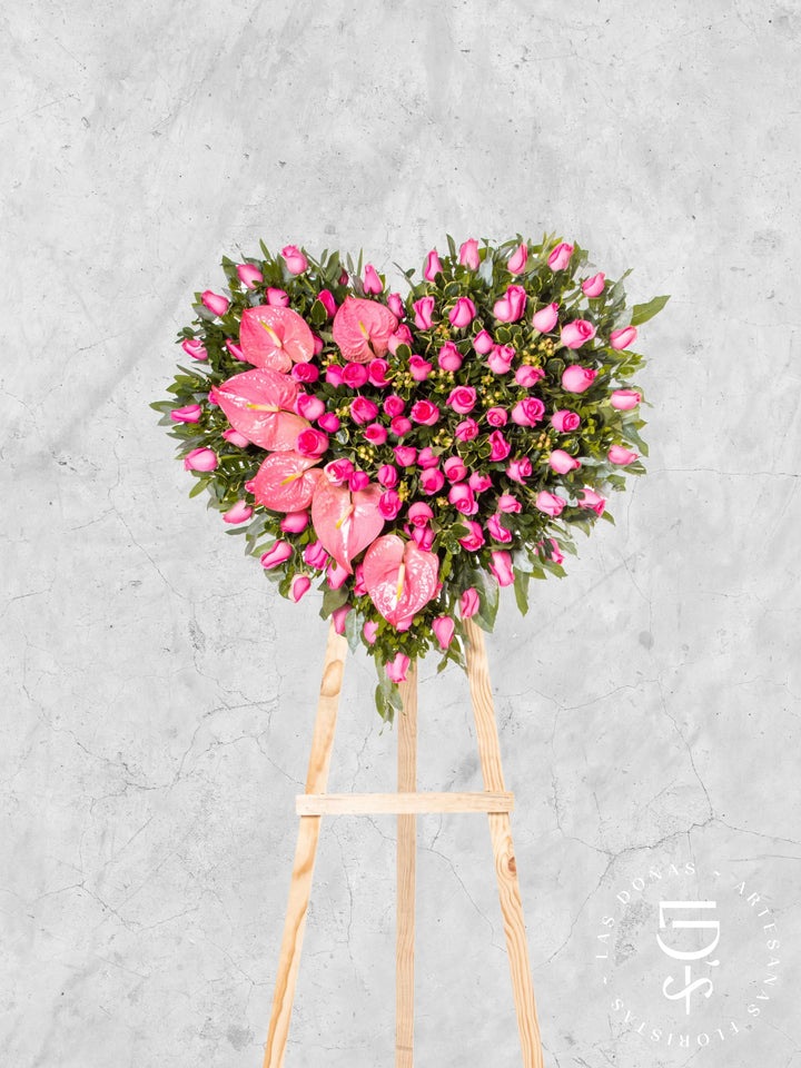 Corona de Corazón con Rosas Rosadas y Anturios arreglo de condolencias con 100 rosas rosadas