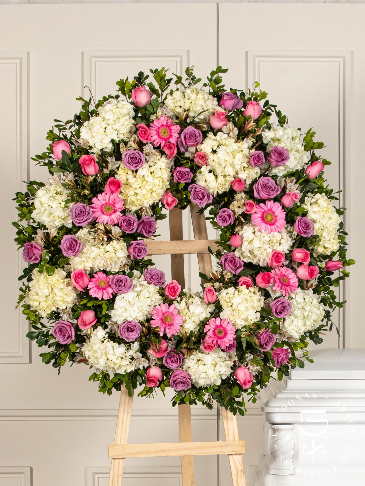 Corona Circular de Hortensias con Rosas Lilas y Rosadas arreglo de condolencias con 48 rosas lilas y rosadas