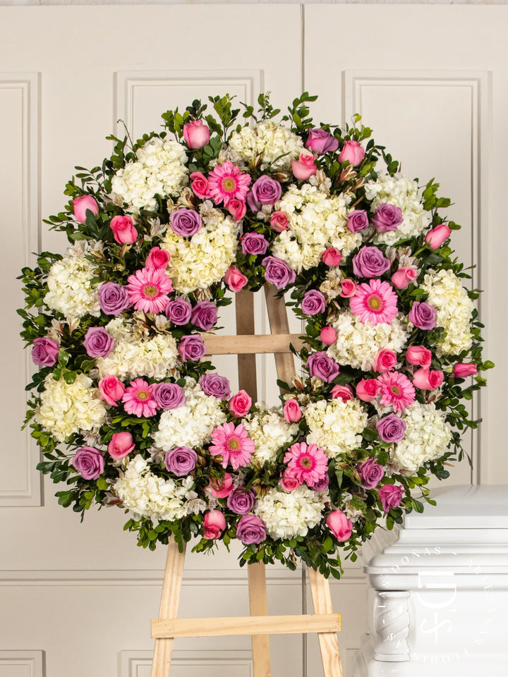Corona Circular de Hortensias con Rosas Lilas y Rosadas arreglo de condolencias con 48 rosas lilas y rosadas