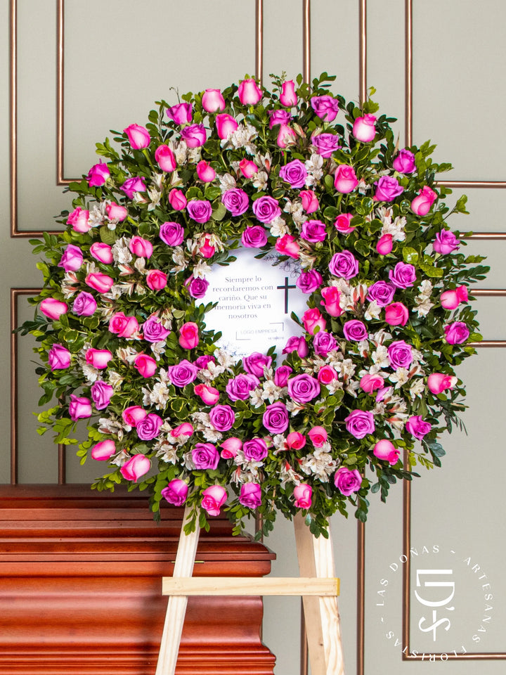 Corona Circular con Rosas Lilas y Rosadas arreglo de condolencias con 96 rosas lilas y rosadas