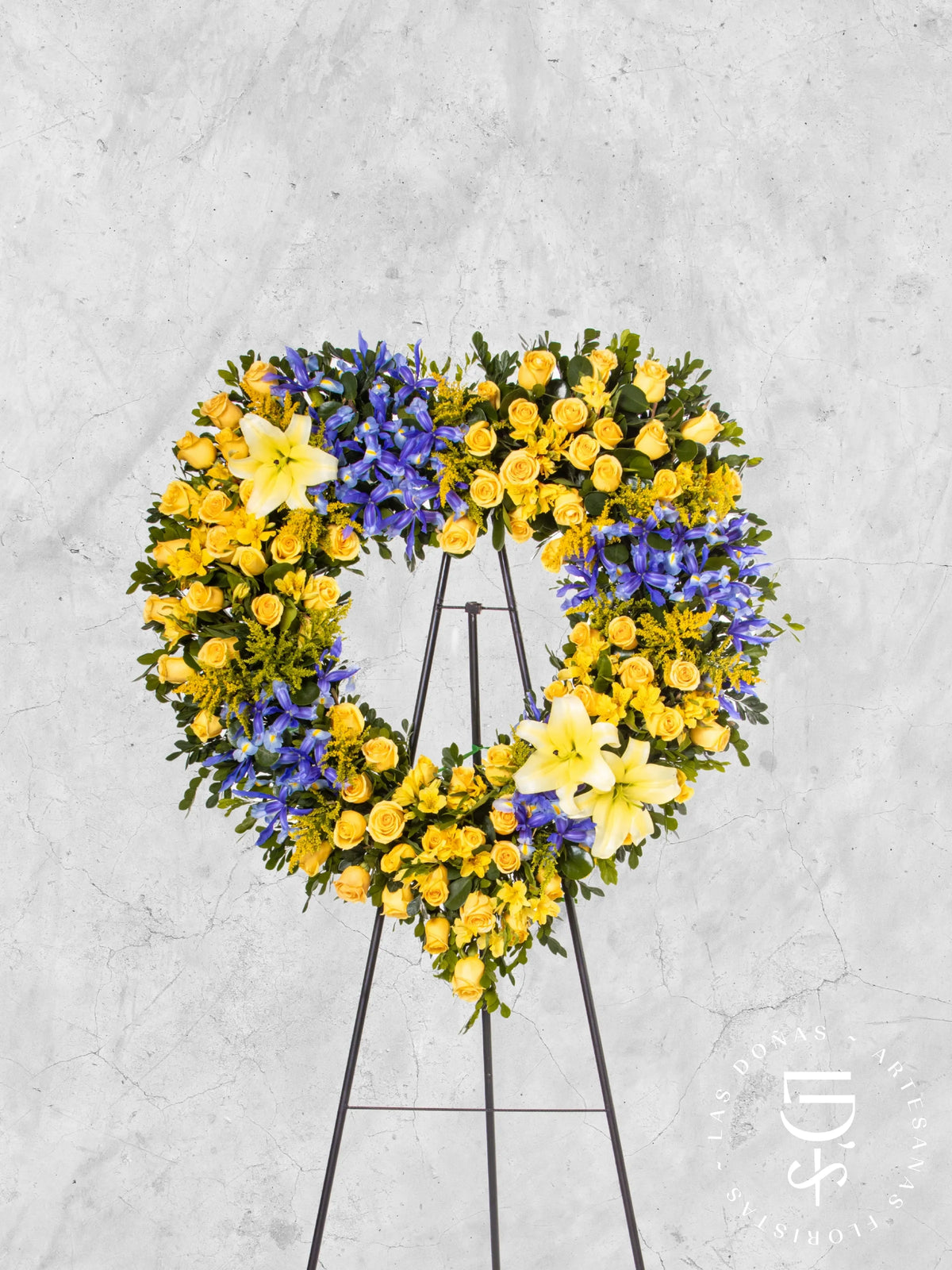 Corona de Corazón con Rosas Amarillas e Iris arreglo de condolencias con 96 rosas amarillas