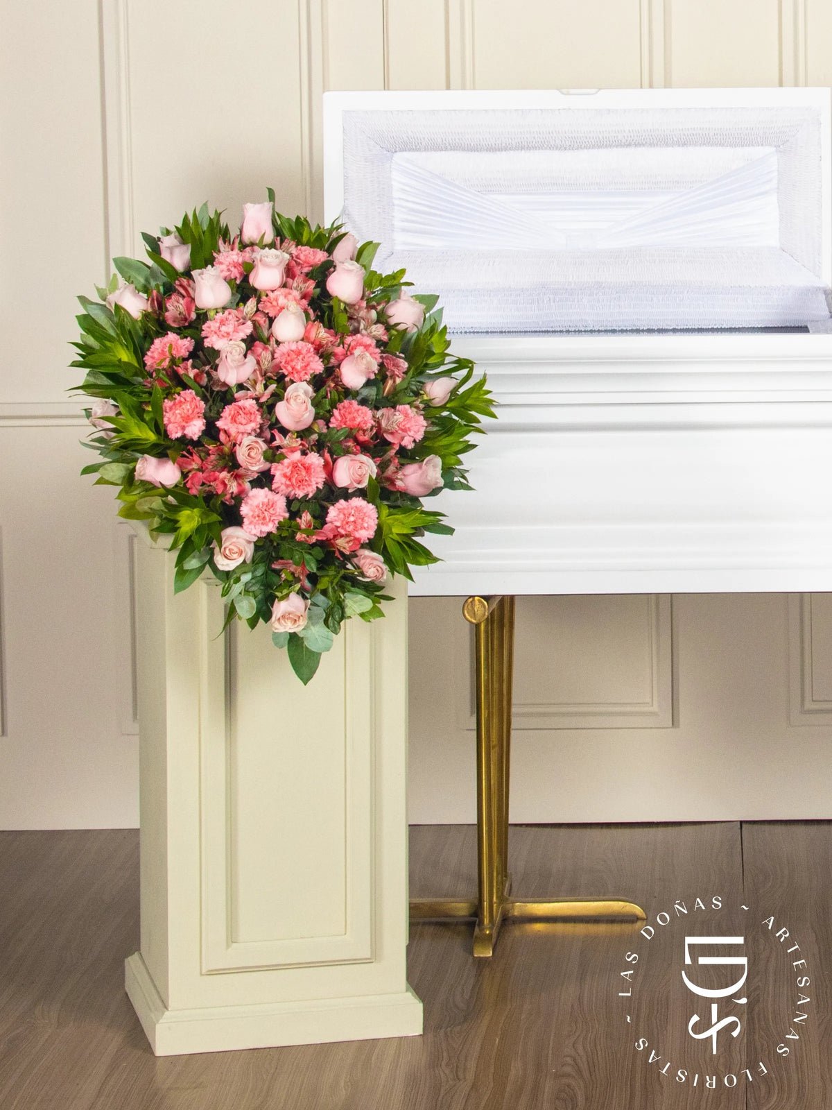Lágrima de Piso con Rosas Rosadas, Clavelon y Astromelia arreglo de condolencias con 24 rosas rosadas + clavelon