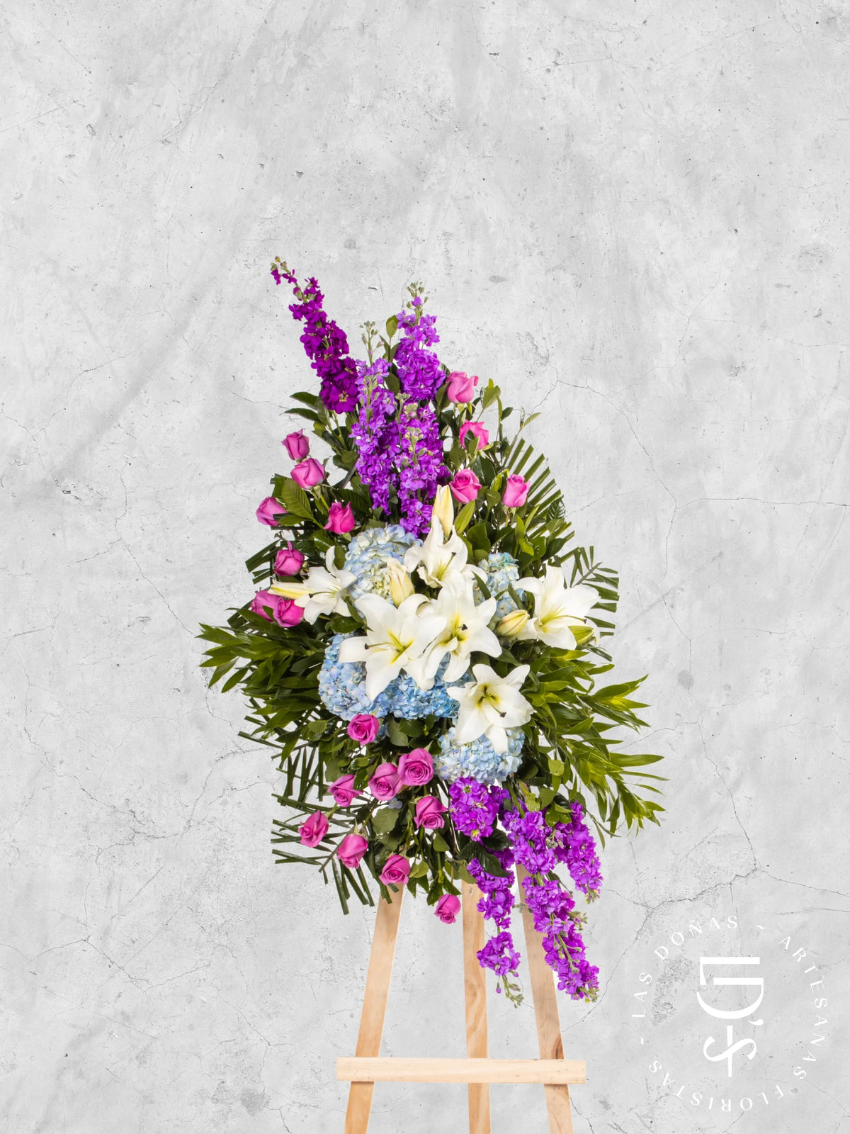 Lágrima de Condolencias de Hortensias y Rosas Lilas arreglo de condolencias con 24 rosas lilas