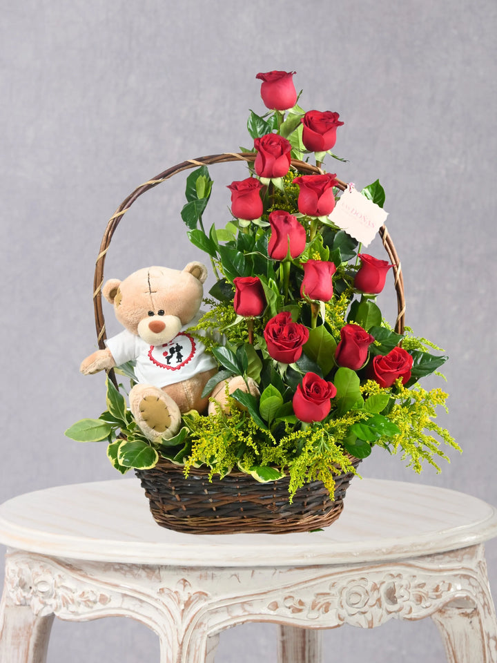 Osito Enamorado cesta floral con 12 rosas rojas