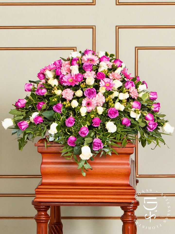 Manto de Condolencias con Rosas Lilas y Blancas arreglo de condolencias con 48 rosas lilas y blancas
