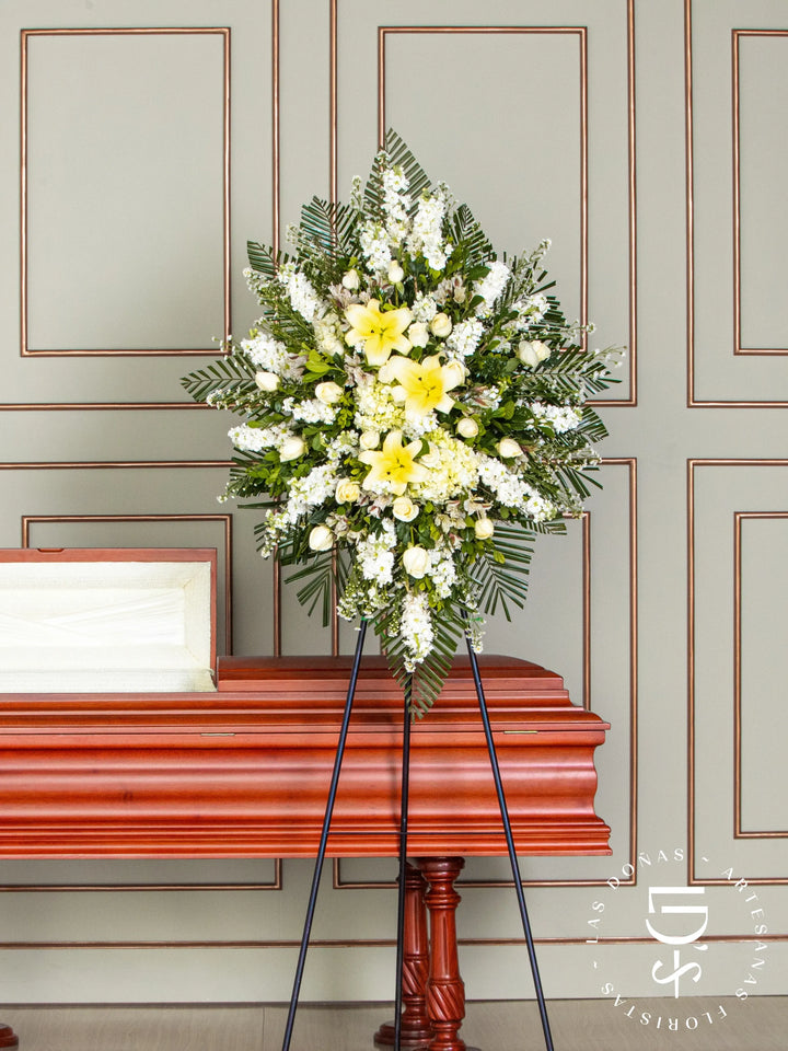 Corona de Hortensia con Rosas Blancas y Liliums arreglo de condolencias con 24 rosas blancas