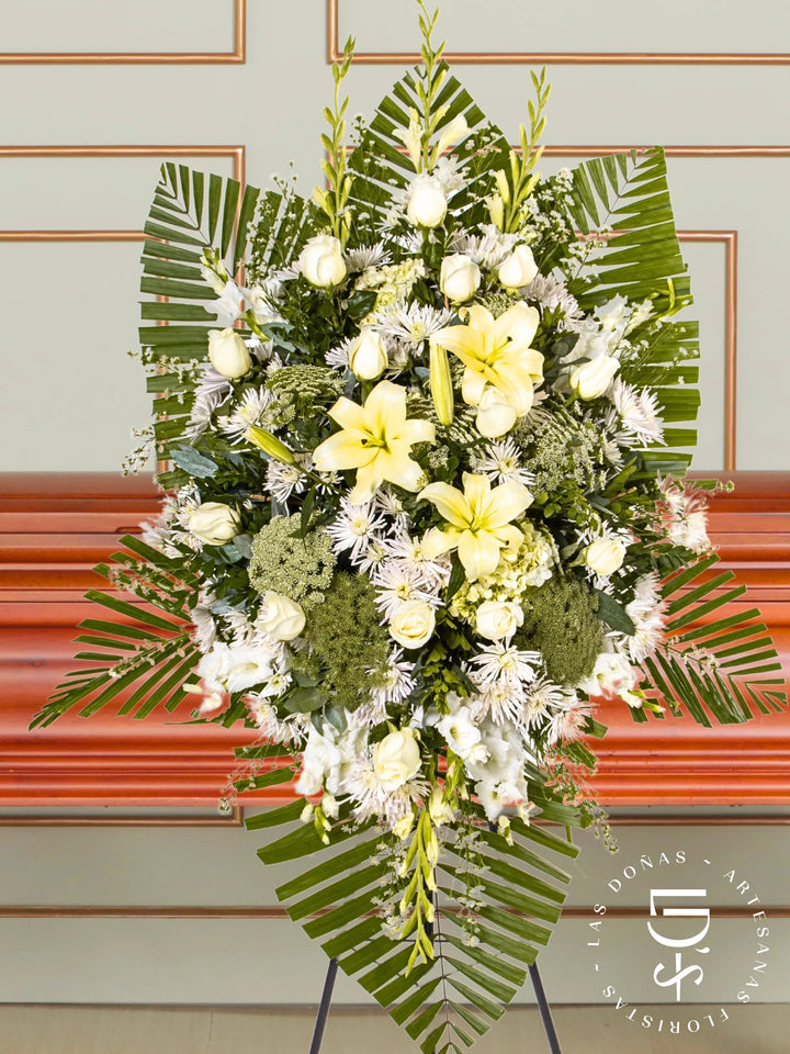 Lágrima de Condolencias de Rosas Blancas y Liliums arreglo de condolencias con 24 rosas blancas