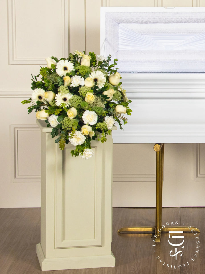 Lágrima de Piso con Rosas Blancas, Gerberas y Claveles arreglo de condolencias con 12 rosas blancas + gerberas