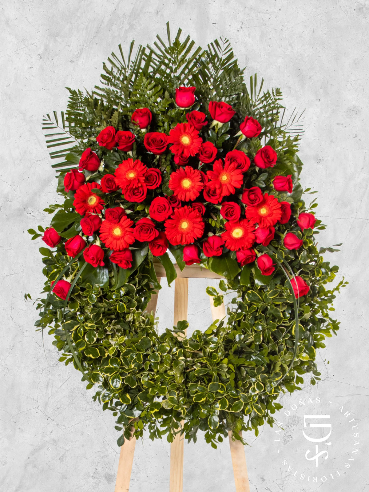 Corona Circular de Coprosma con Rosas Rojas y Gerberas arreglo de condolencias con 48 rosas rojas
